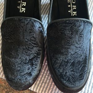 Ladies “New York /Transit” size 8 1/2 “New” black velvety feel with pattern.😃💕